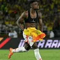 Gol de Jhon Córdoba en Colombia vs. Bolivia por Eliminatorias 4 de septiembre, y fue amonestado por quitarse la camiseta en el estadio.