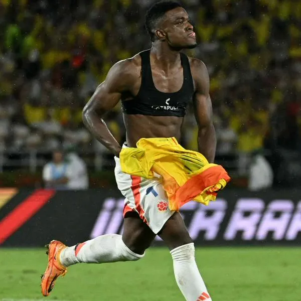 Gol de Jhon Córdoba en Colombia vs. Bolivia por Eliminatorias 4 de septiembre, y fue amonestado por quitarse la camiseta en el estadio.