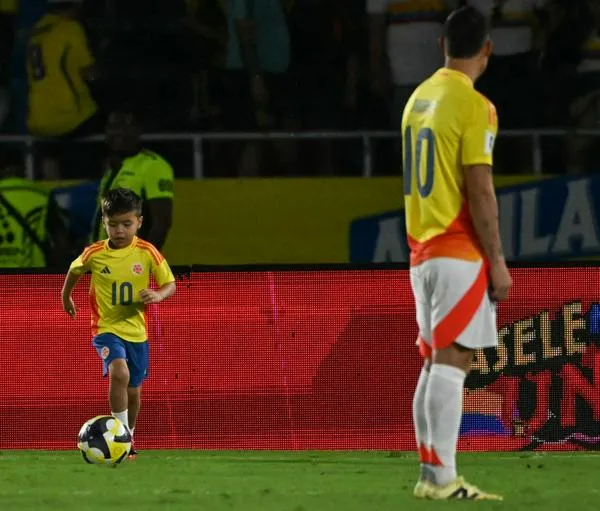 Video de James Rodríguez con su hijo en el partido de Colombia v. Bolivia