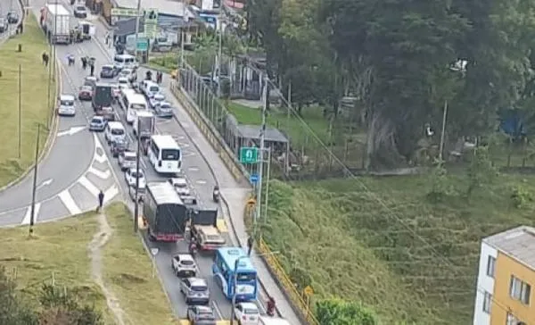 Manizales: chocan moto y tractomula en la vía Panamericana, conductora queda debajo del carro y muy delicada