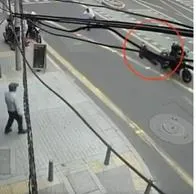 A ladrón lo tumbaron de moto con una patada en Bogotá: hay video de todo