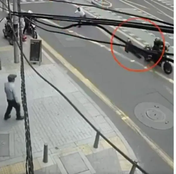 A ladrón lo tumbaron de moto con una patada en Bogotá: hay video de todo