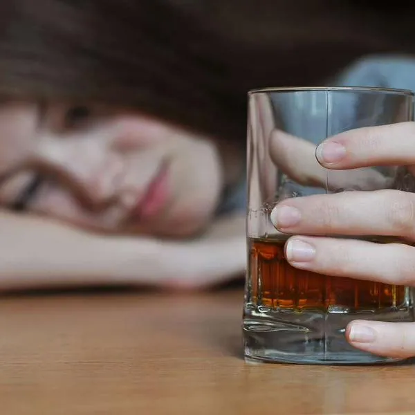 Foto de mujer bebiendo, en nota de por qué los jóvenes en Colombia consumen menos licor y qué hay detrás del cambio