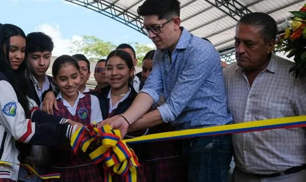 Felices: en este municipio cafetero pasaron de tener un elefante blanco a estrenar colegio y laboratorio 
