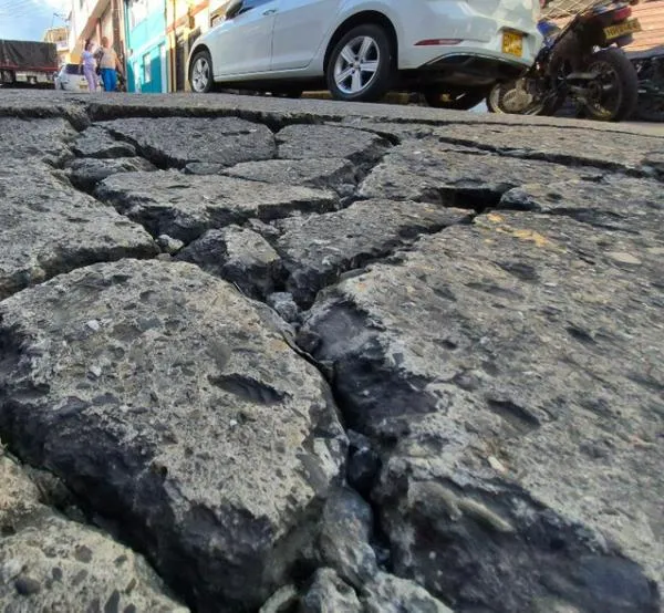 Deterioro en este barrio de Manizales: vecinos exigen reparación urgente de la calzada vehicular