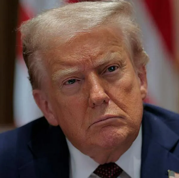 El presidente Donald Trump amenaza a Nicolás Maduro con derribar aviones y sigue con la idea de guerra, tras cambiar nombre del Departamento de Guerra.