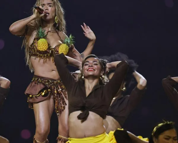 Karol G conquistó en seis minutos con su Tropicoqueta a 47.627 aficionados de la NFL en Brasil