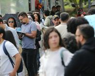 Video: la fiebre por Mario Mendoza se toma la U. de Caldas, 500 personas reciben al escritor en Manizales