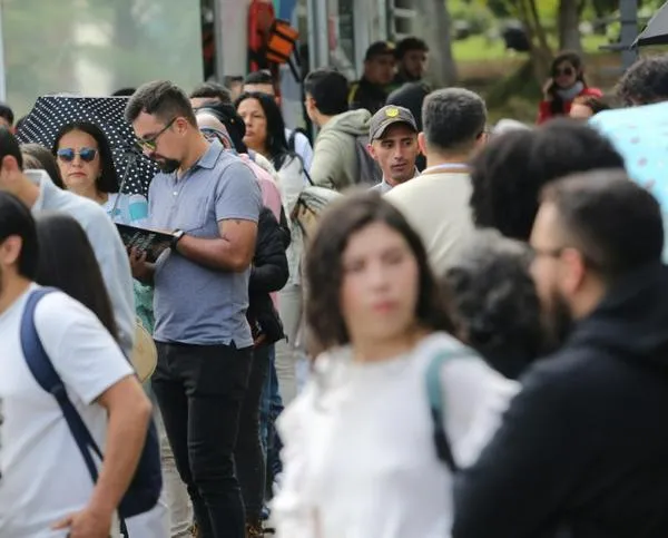 Video: la fiebre por Mario Mendoza se toma la U. de Caldas, 500 personas reciben al escritor en Manizales