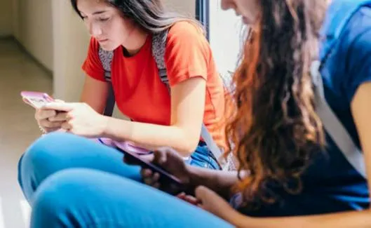 En estos colegios les abren las puertas a sus alumnos, pero se las cierran a los teléfonos 
