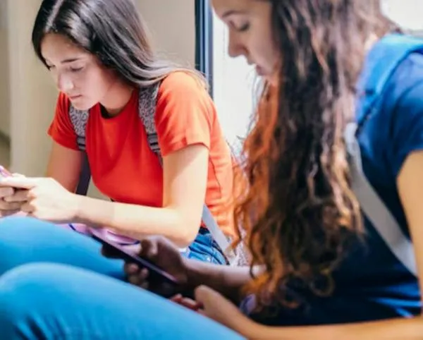 En estos colegios les abren las puertas a sus alumnos, pero se las cierran a los teléfonos 
