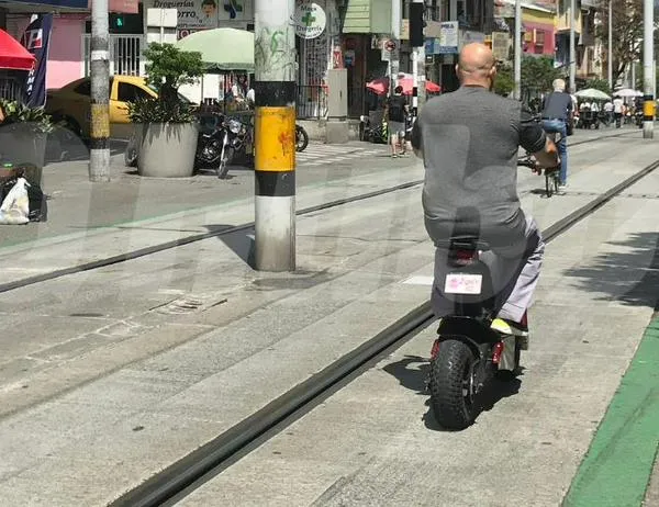 EN VIDEO: Motociclista imprudente quedó atrapado entre un poste y el tranvía