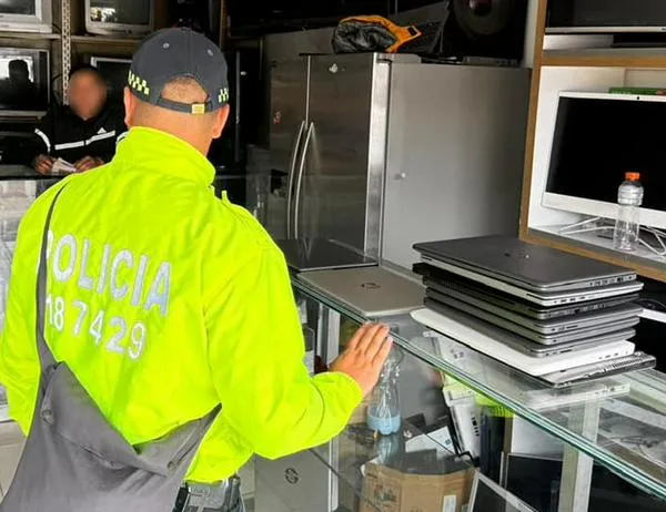 Operativo en casas de empeño en el centro de Bogotá dejó 13 computadores incautados  