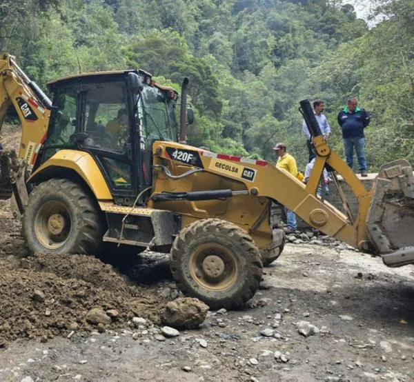Caldas: reabren una vía que había caído al vacío, vea el antes y el después; llevaba 144 días desprendida