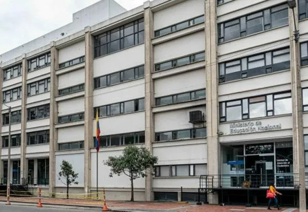 Trabajadores anuncian toma y cierre del Ministerio de Educación, posible paro afectaría 7.500 colegios 