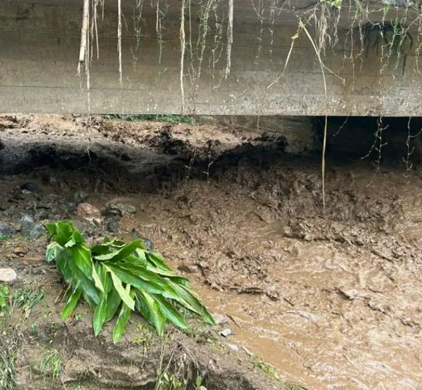 Evalúan estado de una bocatoma y cuatro puentes afectados por fuertes lluvias en municipio del Eje Cafetero