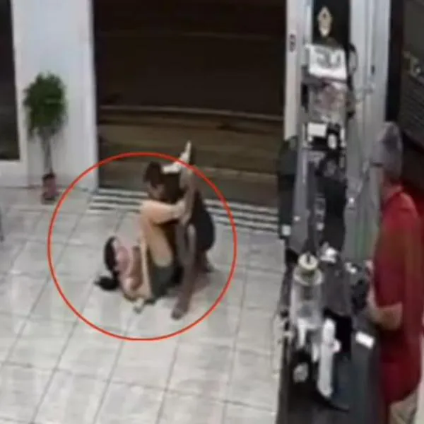 En video quedó registrado como mujer somete a ladrón con llave de jiu-jitsu