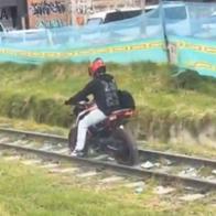 Motociclista en Bogotá se metió a carrilera del tren para evitar trancón hoy
