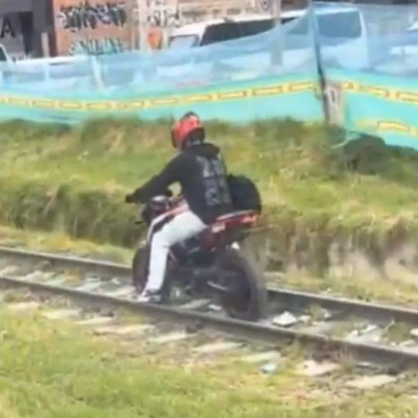 Motociclista en Bogotá se metió a carrilera del tren para evitar trancón hoy