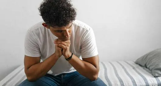 Foto de hombre triste, en nota de qué es anhedonia, razón severa de por qué una persona deprimida no puede llorar