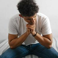 Foto de hombre triste, en nota de qué es anhedonia, razón severa de por qué una persona deprimida no puede llorar