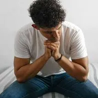 Foto de hombre triste, en nota de qué es anhedonia, razón severa de por qué una persona deprimida no puede llorar