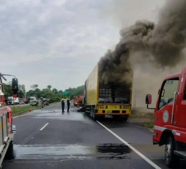 Se incendia camión de DHL en la Ruta del Sol y pierde hasta el 90% de encomiendas