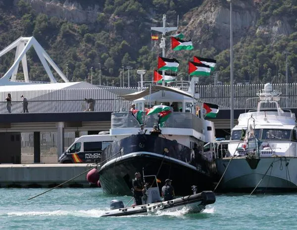 Una flotilla con ayuda para Gaza dice que fue impactada por un dron cerca de Túnez