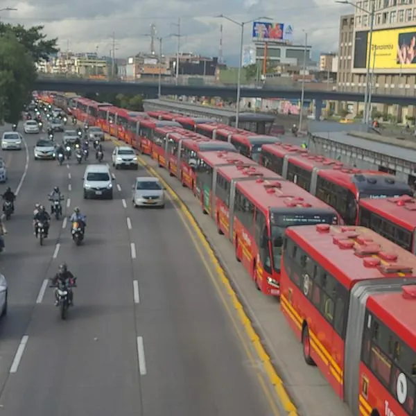 Bogotá hoy: bus de TransMilenio se varó en Escuela Militar y colapsó NQS y más