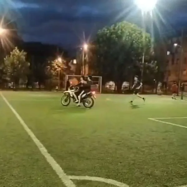 Motociclista en Bogotá se metió a cancha de fútbol pública de Engativá