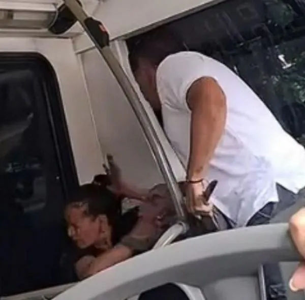 Conductor de bus en Medellín se enfrentó a dos presuntas ladronas: hay video