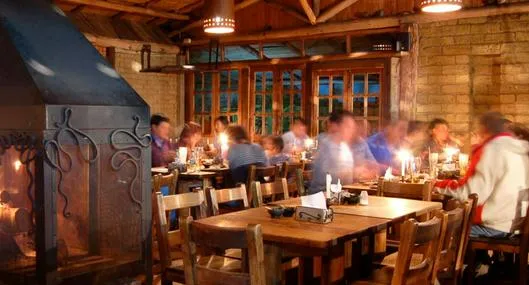 Primera cita se volvió viral: mujer le llegó con 23 familiares y todo salió mal