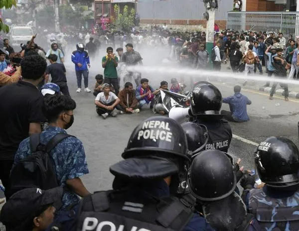 Nepal: Tensa calma en Katmandú, tras disturbios y renuncia del primer ministro