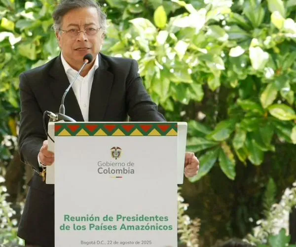 Petro retira del servicio a un general del Ejército por presuntos vínculos con narcos
