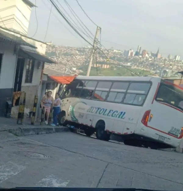 Buseta de servicio público se estrelló contra vivienda en Manizales