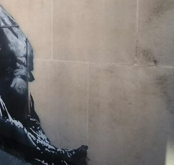 Borran mural de Banksy en Londres que criticaba represión judicial británica