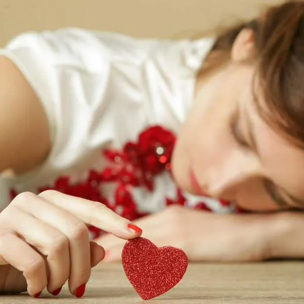 Foto de tristeza en Amor y Amistad, en nota de cómo es estafa para Amor y Amistad con nueva modalidad en Colombia por desayunos