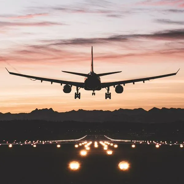 Avión aterrizando, en nota sobre cuál será el nuevo vuelo más largo del mundo