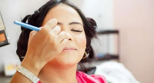 Foto de maquillaje, en nota de cómo es nueva tendencia de maquillaje en 2025, Day to Night Makeup, en Colombia