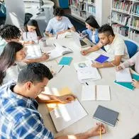 Foto de universitarios, en nota de cuáles son las carreras menos buscadas en Colombia en 2025, con mucha tradición