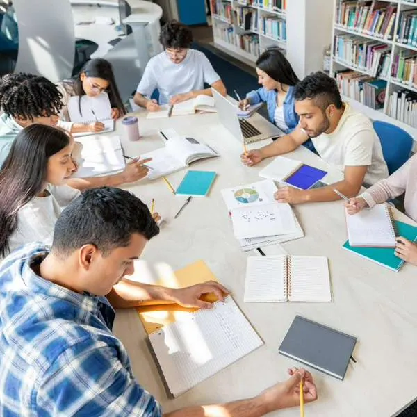 Foto de universitarios, en nota de cuáles son las carreras menos buscadas en Colombia en 2025, con mucha tradición