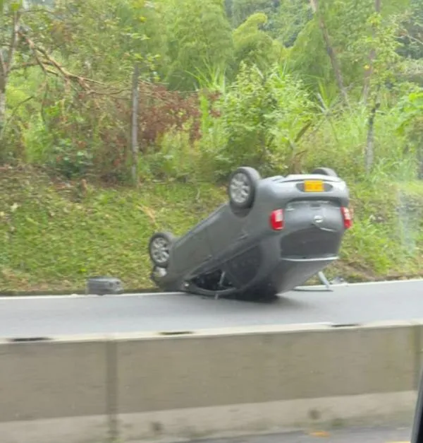 Se volcó un carro en vía Manizales-Medellín 