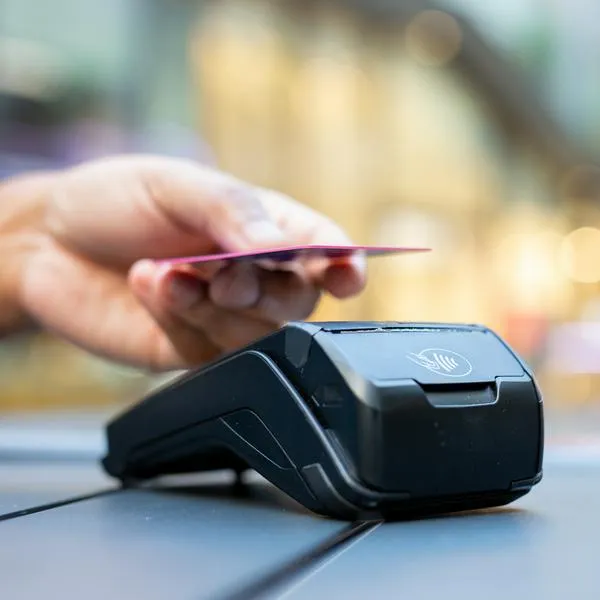 Mastercard asegura que las tarjetas débito en Colombia siguen vigentes en el mercado y clientes de bancos seguirán utilizándolas para pagar.
