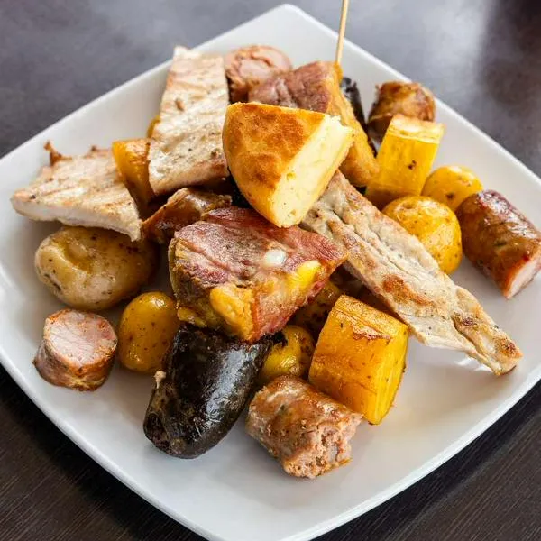 Foto de fritanga, en nota de cómo es el pueblo con la mejor fritanga de Colombia, cerca de Bogotá, y turismo