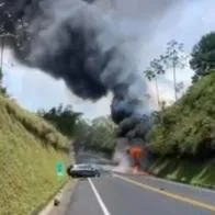 Así se vio la explosión de unos carros incendiados, luego de haberse accidentado en una vía para entrar a Pereira