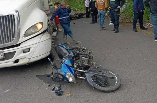 Accidente de tránsito en vía de Caldas dejó tres personas lesionadas: chocaron dos motos, hay un menor grave