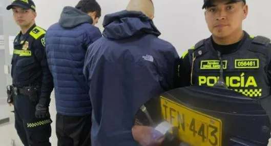 Captura de dos sujetos que iban en un carro con placas falsas en Bogotá. Hubo balacera y choque