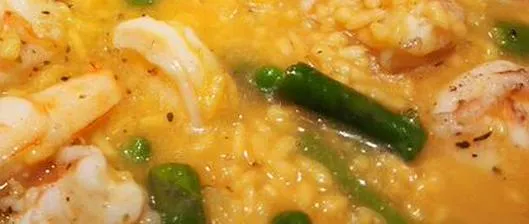 Receta para preparar arroz meloso con langostinos, espárragos y alverjitas