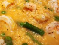 Receta para preparar arroz meloso con langostinos, espárragos y alverjitas