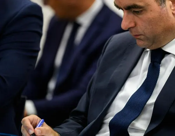 El nuevo primer ministro francés retira la supresión de dos festivos para apaciguar las tensiones